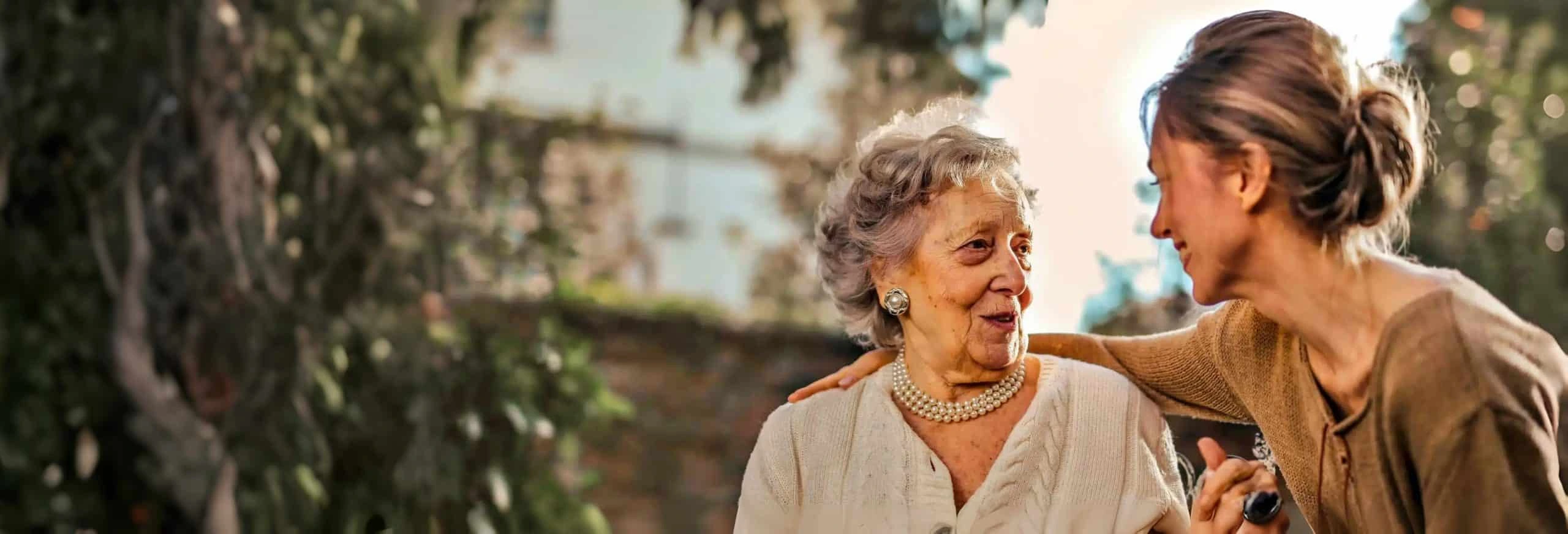 Pflegedienst Sofia – Pflegerin und ältere Dame im Gespräch